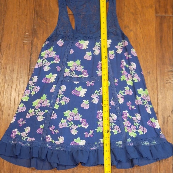 Medium Floral Blue Sleeveless Top - Picture 5 of 15